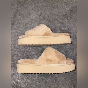 NWOT Muk Luks Kristey Platform Slides in Irish Cream Size Large 9-10